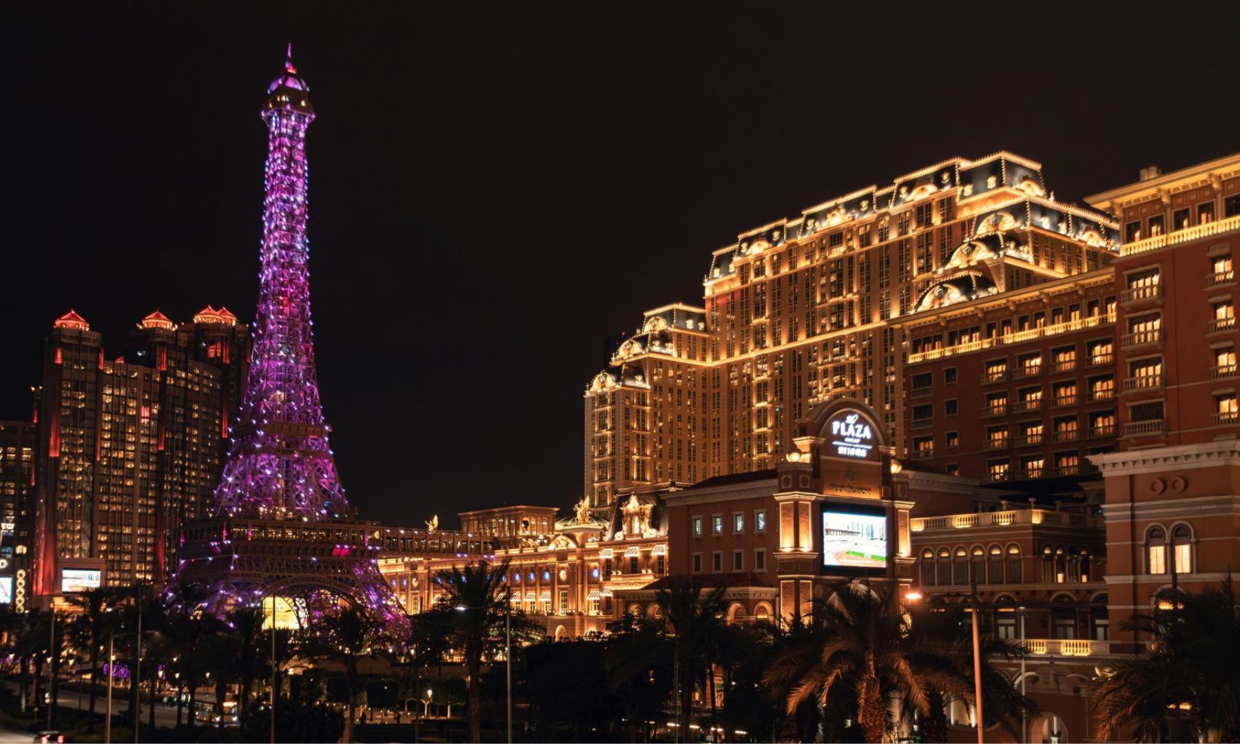 ウィーンマカオやマカオタワー、パリジャンマカオなど、光輝くマカオの夜景を満喫するナイトドライブへ